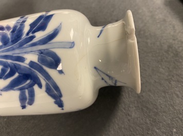 Deux vases de forme rouleau en porcelaine de Chine en bleu et blanc, Kangxi